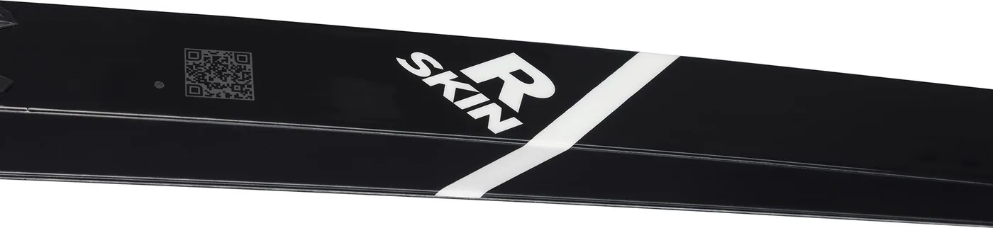 Nahaufnahme eines schwarzen Skis mit weißem Diagonalstreifen, dem Wort SKIN und einem großen R in Weiß sowie einem kleinen QR-Code auf der linken Seite, aufgenommen in der Nähe von Mr Bike in Lichtenfels.