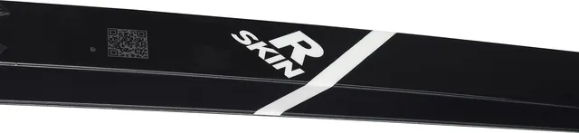 Nahaufnahme eines schwarzen Skis mit weißem Diagonalstreifen, dem Wort SKIN und einem großen R in Weiß sowie einem kleinen QR-Code auf der linken Seite, aufgenommen in der Nähe von Mr Bike in Lichtenfels.