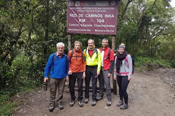 Gruppe am Startpunkt des Inka-Trails bei Kilometer 104