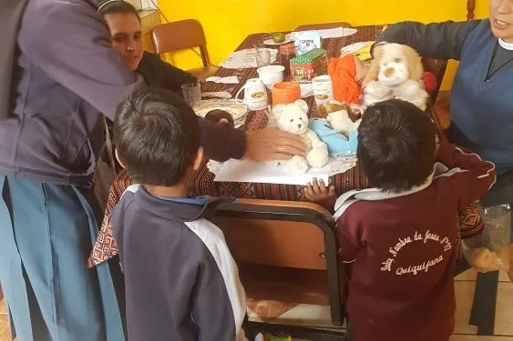 Kinder suchen sich mitgebrachte Kuscheltiere aus