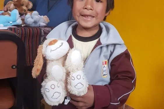 Junge mit seinem neuen Kuscheltier