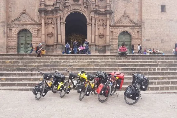 Bepackte Reiseräder vor der Kathedrale in Cusco