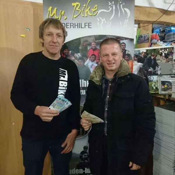 Spender übergibt seine Spende im Laden von Mr. Bike