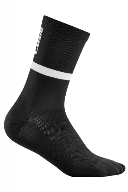 Eine einzelne CUBE Socke High Cut Blackline Sportsocke in Schwarz, mit einem weißen horizontalen Streifen und dem Wort CORE in Weiß am oberen Rand, auf einem schlichten weißen Hintergrund.