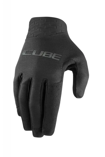 Der CUBE Handschuhe Performance Langfinger ist ein schwarzer Vollfinger-Radhandschuh mit strukturiertem Griff und atmungsaktivem Material, auf dessen Rückseite der silberne Schriftzug "CUBE" prangt, erhältlich bei Mr. Bike Lichtenfels. Auf einfarbig weißem Hintergrund abgebildet.