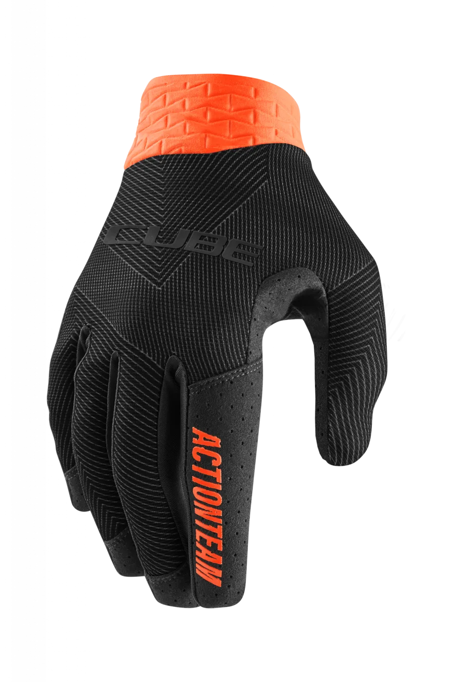 Der CUBE Handschuhe Performance langfinger X Actionteam ist ein schwarzer, strukturierter Sporthandschuh mit orangefarbener Stulpe und "ACTIONTEAM" in orange auf dem Zeigefinger - perfekt für Radsportler bei Mr. Bike Lichtenfels.