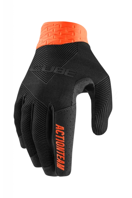 Der CUBE Handschuhe Performance langfinger X Actionteam ist ein schwarzer, strukturierter Sporthandschuh mit orangefarbener Stulpe und "ACTIONTEAM" in orange auf dem Zeigefinger - perfekt für Radsportler bei Mr. Bike Lichtenfels.