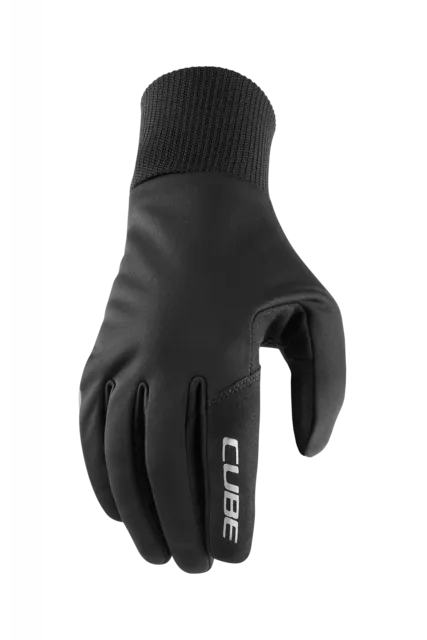 Der CUBE Handschuhe Performance All Season Langfinger, ein schwarzer Langfingerhandschuh mit gerippter Stulpe und weißem "CUBE" auf dem Zeigefinger, ist auf einem schlichten weißen Untergrund abgebildet und bei Mr. Bike Lichtenfels erhältlich.