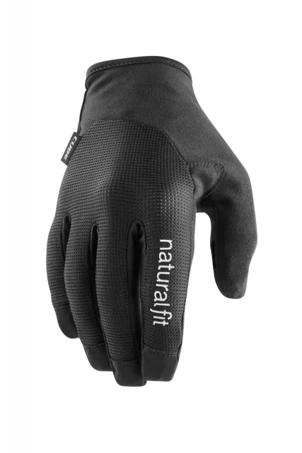 Ein schwarzer CUBE Handschuhe langfinger X NF Handschuh mit strukturierter Oberseite und dem Aufdruck "natural fit" in Weiß auf dem Handrücken, dargestellt vor einem weißen Hintergrund.