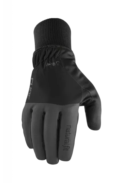 Der CUBE Handschuhe Winter langfinger X NF ist ein schwarzer Winterhandschuh von Mr. Bike Lichtenfels mit Rippstrickbündchen, glatter, isolierter Oberfläche, "natural fit" am Zeigefinger und Wetterschutzsymbolen auf dem Handrücken.