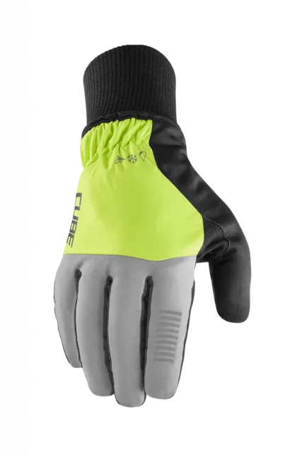 Der CUBE Handschuhe Winter langfinger X NF ist ein isolierter Handschuh mit schwarzer Stulpe, gelb-grünem Schaft, grauen Fingern und schwarzer Innenhand. Auf der gelb-grünen Fläche sind kleine schwarze Symbole und "CUBE" aufgedruckt. Vorgestellt von Mr. Bike Lichtenfels.