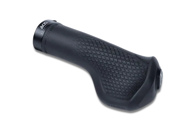 Ein schwarzer, ergonomischer ACID Griffe TRAVEL COMFORT Fahrradlenkergriff mit strukturierter, rautenförmiger Oberfläche und konturiertem Design für mehr Komfort, abgebildet auf einem einfarbig hellgrauen Hintergrund.