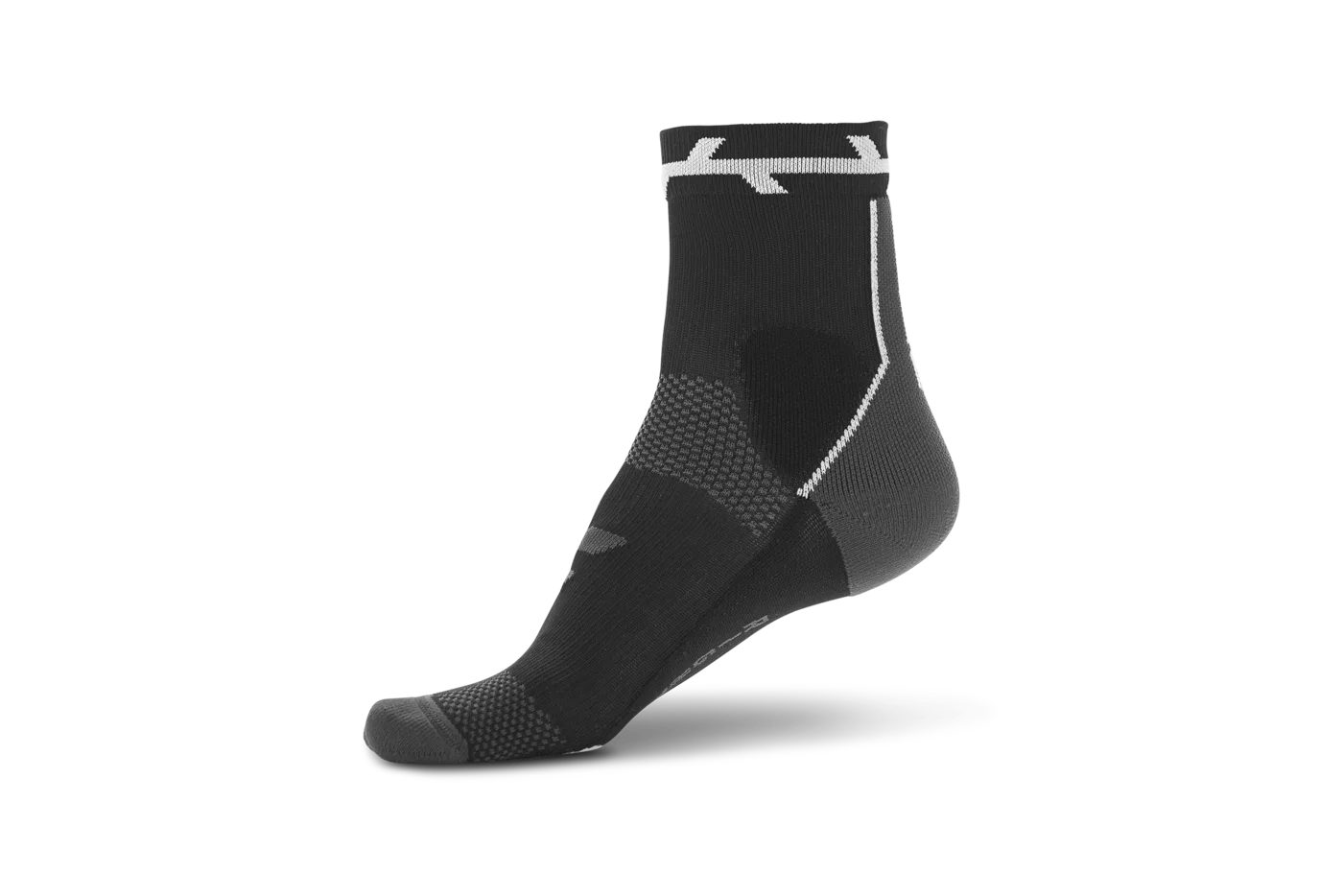 Eine einzelne schwarze CUBE Socke Road Sportsocke mit grauen geometrischen Mustern und einem weißen Knöchellogo, ideal für den Straßenradsport, abgebildet auf einem schlichten weißen Hintergrund.