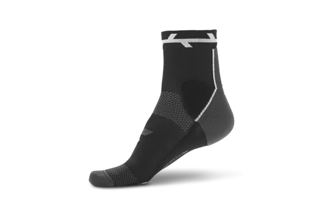 Eine einzelne schwarze CUBE Socke Road Sportsocke mit grauen geometrischen Mustern und einem weißen Knöchellogo, ideal für den Straßenradsport, abgebildet auf einem schlichten weißen Hintergrund.