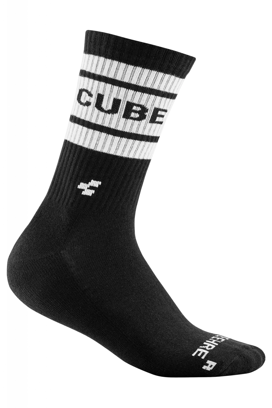 Die CUBE Socke After Race High Cut ist eine schwarze Socke mit weißen Akzenten, einem fetten "CUBE" im oberen Bereich, einem kleinen weißen Symbol über dem Knöchel und weißem Text an der Spitze. Abgebildet auf weißem Hintergrund. Erhältlich bei Mr. Bike Lichtenfels.