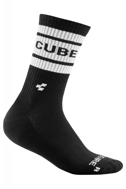 Die CUBE Socke After Race High Cut ist eine schwarze Socke mit weißen Akzenten, einem fetten "CUBE" im oberen Bereich, einem kleinen weißen Symbol über dem Knöchel und weißem Text an der Spitze. Abgebildet auf weißem Hintergrund. Erhältlich bei Mr. Bike Lichtenfels.