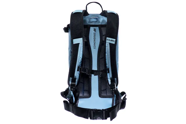 Hellblauer CUBE Rucksack PURE 12 CMPT in der Rückenansicht mit schwarzen gepolsterten Schultergurten, einem verstellbaren Brustgurt, einem Hüftgurt und atmungsaktiven Mesh-Einsätzen für Komfort und Halt.