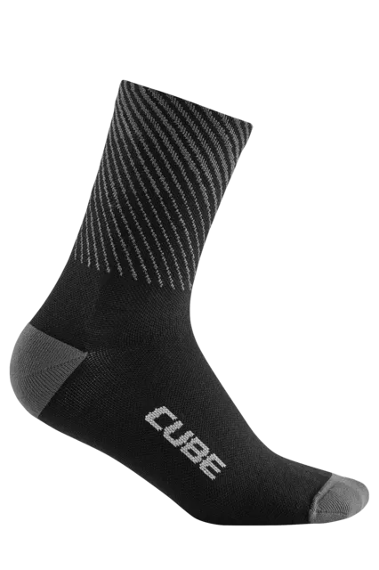 Die CUBE Socke High Cut Be Warm ist eine einzelne schwarz-graue Sportsocke mit diagonalen Streifen, grauer Ferse und Spitze und "CUBE" in Weiß an der Seite - damit du beim Training warm und stylish bleibst.