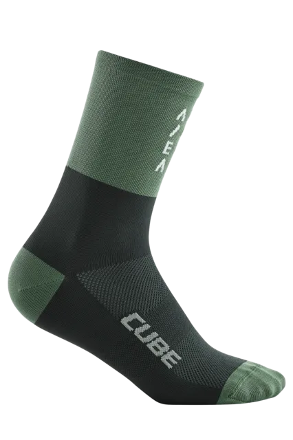 Die CUBE Socke High Cut ATX ist eine schwarz-olivgrüne Socke mit "CUBE" und "RACE" in Weiß. Sie verfügt über ein auffälliges Farbblock-Design sowie verstärkte Zehen- und Fersenpartien für Stil, Haltbarkeit und sportliche Leistung.