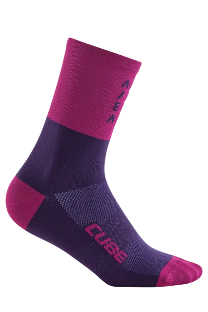 Ein einzelnes CUBE Socke High Cut ATX in Lila und Magenta mit Knöcheltext, dargestellt auf einem schlichten weißen Hintergrund. Ideal für dein nächstes Workout.