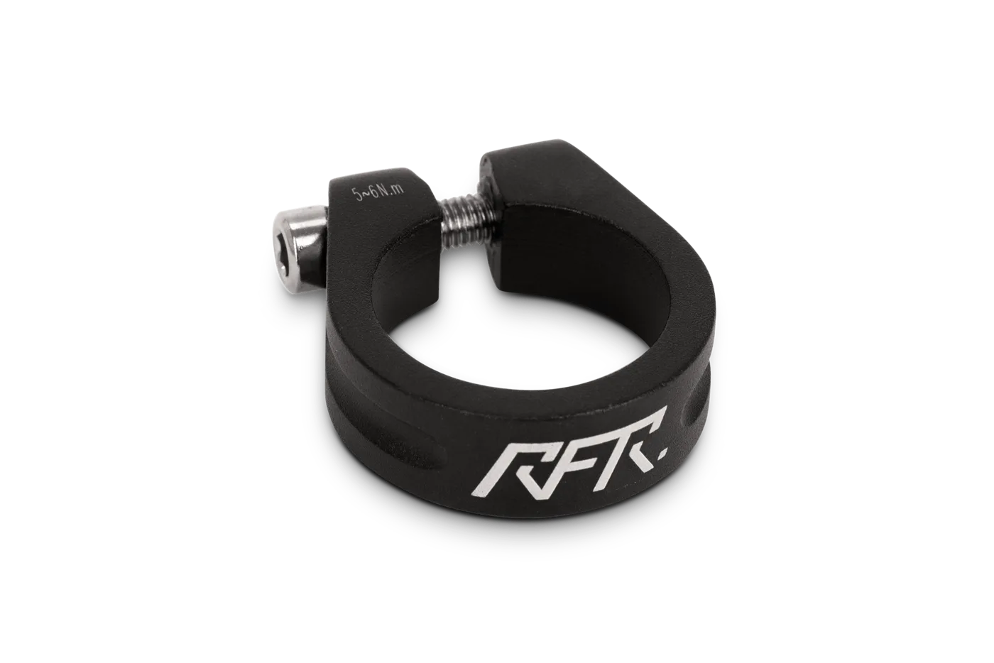 Die RFR Sattelklemme ist eine schwarze Metall-Sattelstützenklemme mit einer Spannschraube und einem weißen RFR-Logo auf weißem Hintergrund, wie sie von Mr. Bike Lichtenfels vorgestellt wurde.