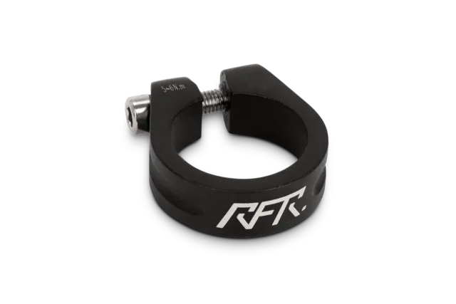 Die RFR Sattelklemme ist eine schwarze Metall-Sattelstützenklemme mit einer Spannschraube und einem weißen RFR-Logo auf weißem Hintergrund, wie sie von Mr. Bike Lichtenfels vorgestellt wurde.