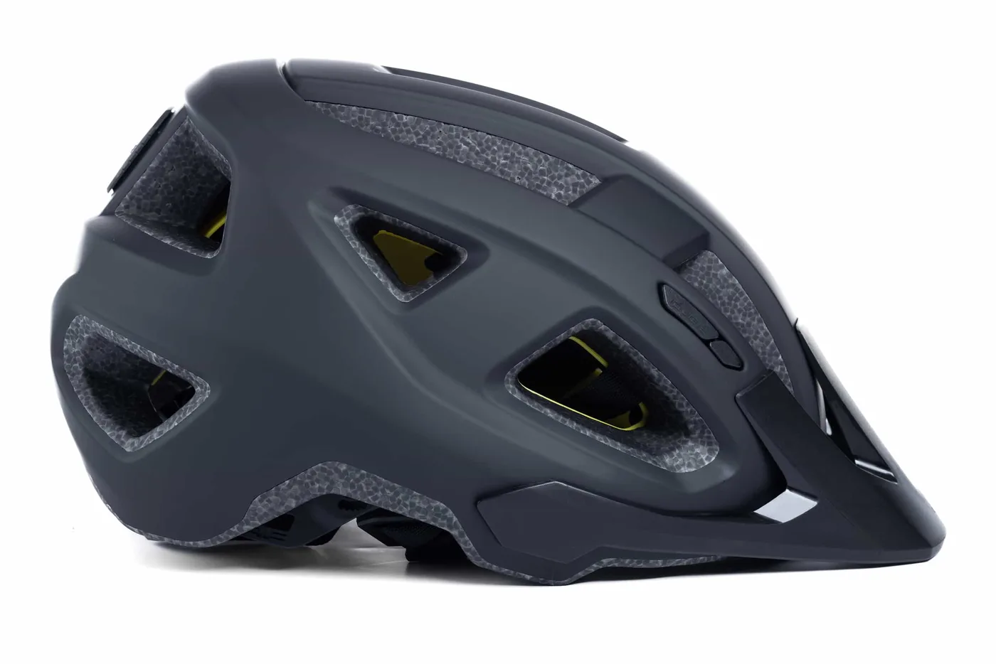 Der mattschwarze Fahrradhelm CUBE Helm FLEET zeichnet sich durch kantige Belüftungsöffnungen und ein modernes, aerodynamisches Design aus, das in der Seitenansicht vor weißem Hintergrund zu sehen ist.