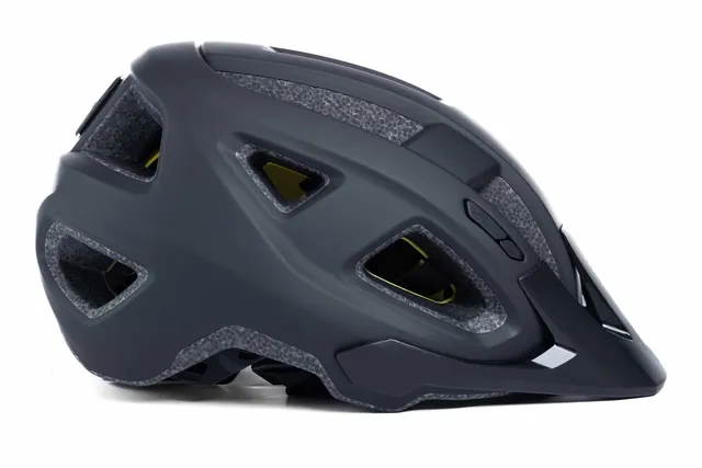 Der mattschwarze Fahrradhelm CUBE Helm FLEET zeichnet sich durch kantige Belüftungsöffnungen und ein modernes, aerodynamisches Design aus, das in der Seitenansicht vor weißem Hintergrund zu sehen ist.