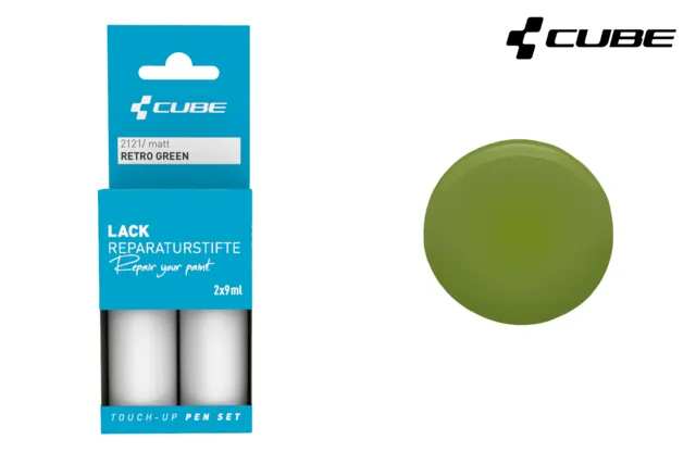 Abgebildet ist das CUBE Lackstift Set RETRO GREEN matt 2121 mit zwei kleinen blau verpackten Flaschen auf der linken Seite und einem runden retrogrünen Swatch auf der rechten Seite. Das CUBE-Logo und das dezente Mr. Bike Lichtenfels-Branding befinden sich in der rechten oberen Ecke.