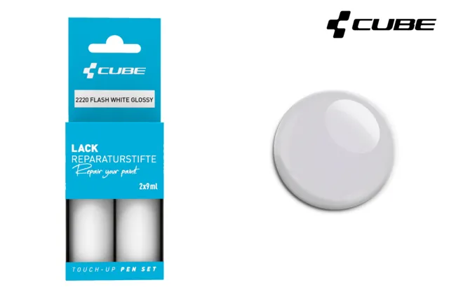Das Bild zeigt das CUBE Lackstift Set FLASH WHITE glossy 2220 für Lackreparaturen, mit blau-weißem CUBE Branding, einem glänzend weißen Muster und dem CUBE Logo oben rechts. Erhältlich bei Mr. Bike Lichtenfels.