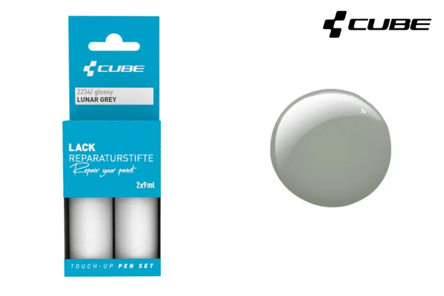 Das CUBE Lackstift Set LUNAR GREY glossy 2234 enthält zwei kleine Lackfläschchen in blauer Verpackung und ein kreisrundes Swatch auf der rechten Seite, das den glänzenden hellgrauen Farbton zeigt - ideal für Mr. Bike Lichtenfels Fans.