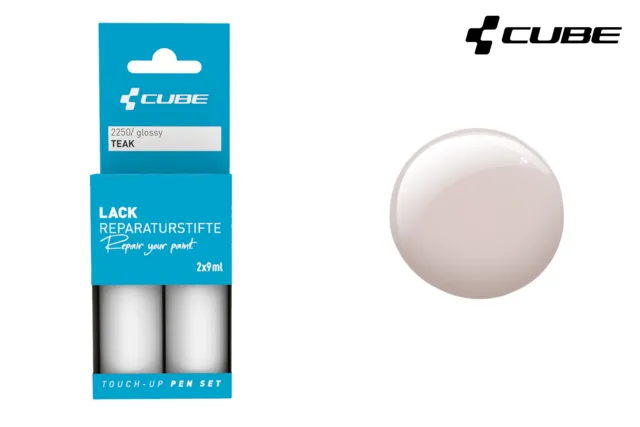 Links ist ein CUBE Lackstift Set TEAK glossy 2250 in einer tealfarbenen Verpackung mit einem beigen glänzenden Farbmuster zu sehen. Das CUBE-Logo befindet sich oben rechts, ideal für Mr. Bike Lichtenfels-Fans, die ein makelloses Finish wünschen.