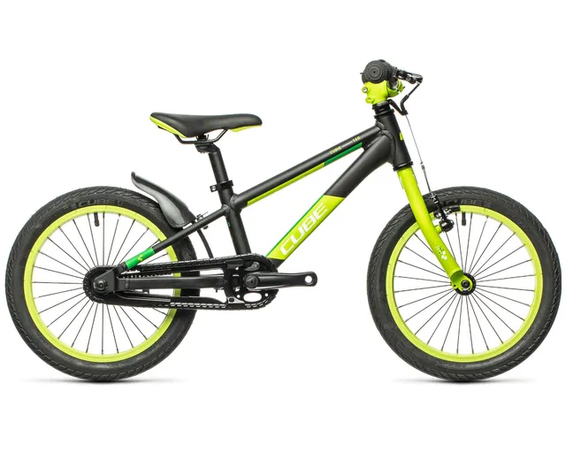 Das Kinderfahrrad CUBE Cubie 160 RT von Mr. Bike Lichtenfels hat einen schwarzen und neongrünen Rahmen, einen schwarzen Sattel und Lenker, neongrüne Felgen, ein hinteres Schutzblech und das CUBE-Logo auf dem Rahmen.