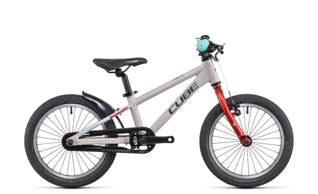 Das CUBE Cubie 160 RT grey'n' ist ein Kinderfahrrad mit hellgrauem Rahmen, roter Gabel, schwarzem Sattel und Reifen sowie einer Klingel, einem Kettenschutz und einem hinteren Schutzblech. Das CUBE-Logo befindet sich auf dem Rahmen - erhältlich bei Mr. Bike Lichtenfels.