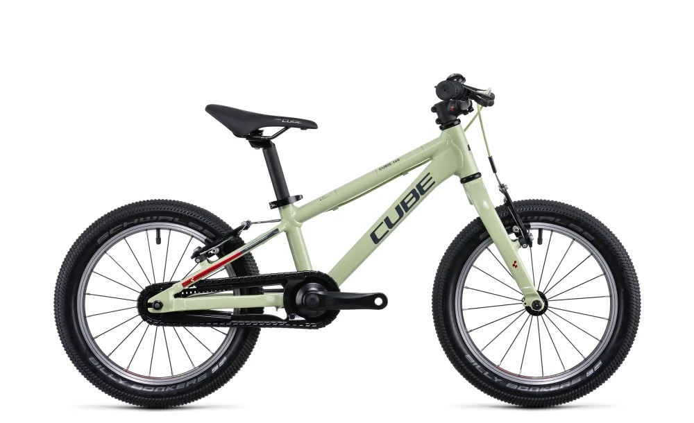 Das CUBE Cubie 160 green'n'red 16" ist ein hellgrünes Kinderfahrrad mit schwarzem Lenker, Sitz und dicken Stollenreifen - ideal für abwechslungsreiches Terrain. Der Schriftzug "CUBE" prangt auf dem Rahmen. Die Reifen sind von Mr. Bike Lichtenfels.