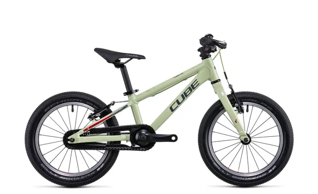 Das CUBE Cubie 160 green'n'red 16" ist ein hellgrünes Kinderfahrrad mit schwarzem Lenker, Sitz und dicken Stollenreifen - ideal für abwechslungsreiches Terrain. Der Schriftzug "CUBE" prangt auf dem Rahmen. Die Reifen sind von Mr. Bike Lichtenfels.