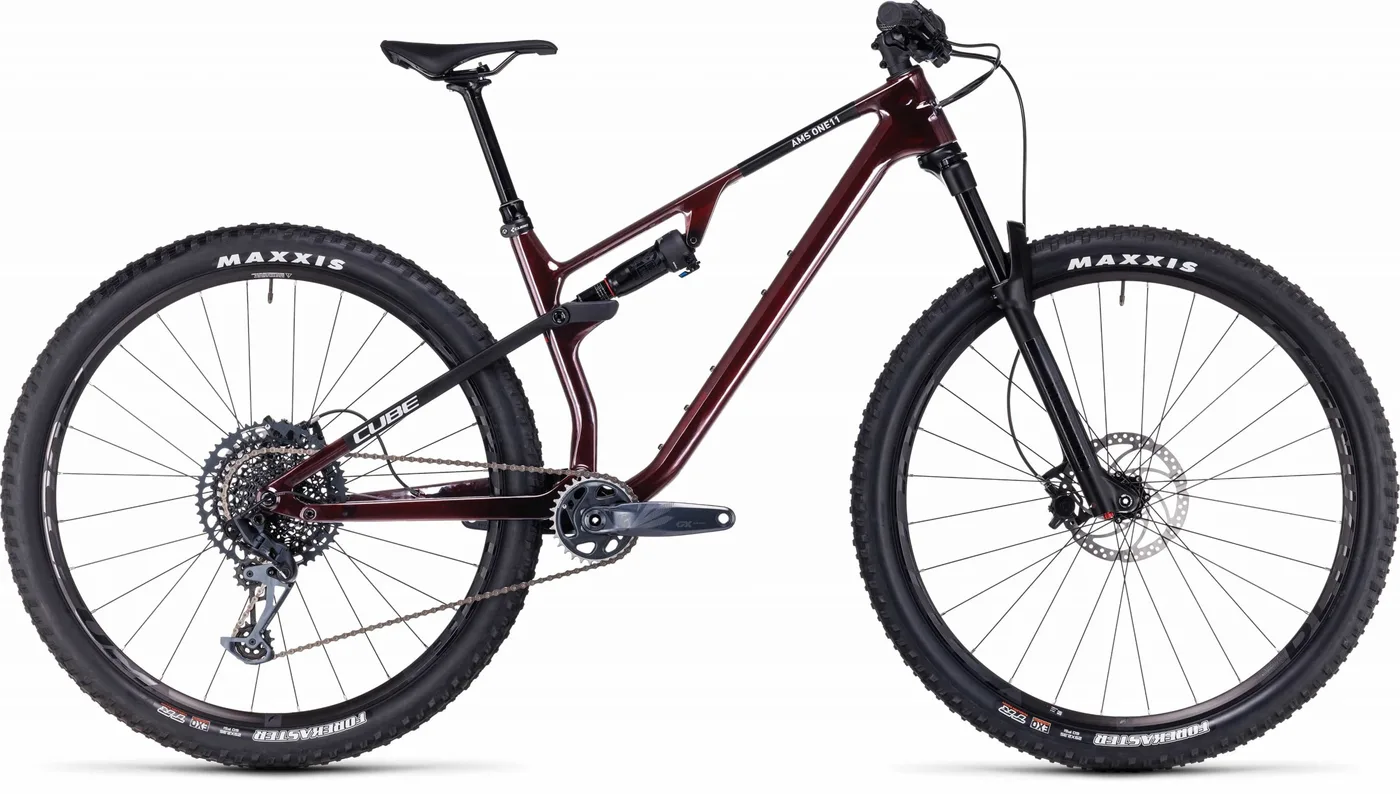 Das CUBE AMS ONE11 C:68X Pro 29 in liquidred'n'carbon ist ein vollgefedertes Mountainbike mit breiten Stollenreifen, Scheibenbremsen und einem abfallenden Oberrohr, hier in der Seitenansicht vor weißem Hintergrund.