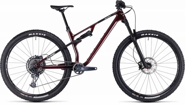 Das CUBE AMS ONE11 C:68X Pro 29 in liquidred'n'carbon ist ein vollgefedertes Mountainbike mit breiten Stollenreifen, Scheibenbremsen und einem abfallenden Oberrohr, hier in der Seitenansicht vor weißem Hintergrund.