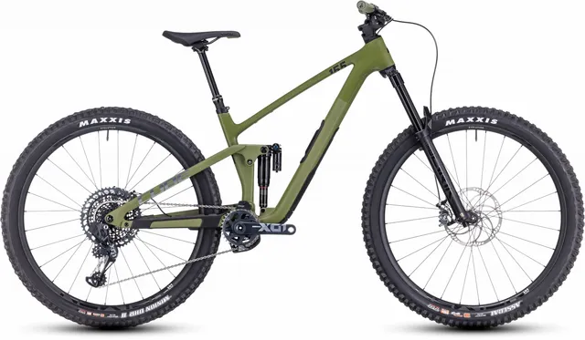 Das CUBE Stereo ONE55 C:62 TM 29 olive'n'chrome ist ein modernes, olivgrünes, vollgefedertes Mountainbike mit Maxxis-Reifen, Scheibenbremsen und einem schnittigen Rahmen - seitlich auf weißem Hintergrund abgebildet. Erhältlich bei Mr. Bike Lichtenfels.