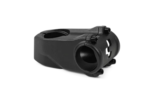 Ein schwarzer, gefräster CUBE Vorbau PERFORMANCE E-MTB Vorbau mit vier vorderen Schraubenlöchern für die Befestigung des Lenkers am Gabelschaft des Fahrrads, dargestellt auf einem schlichten weißen Hintergrund.
