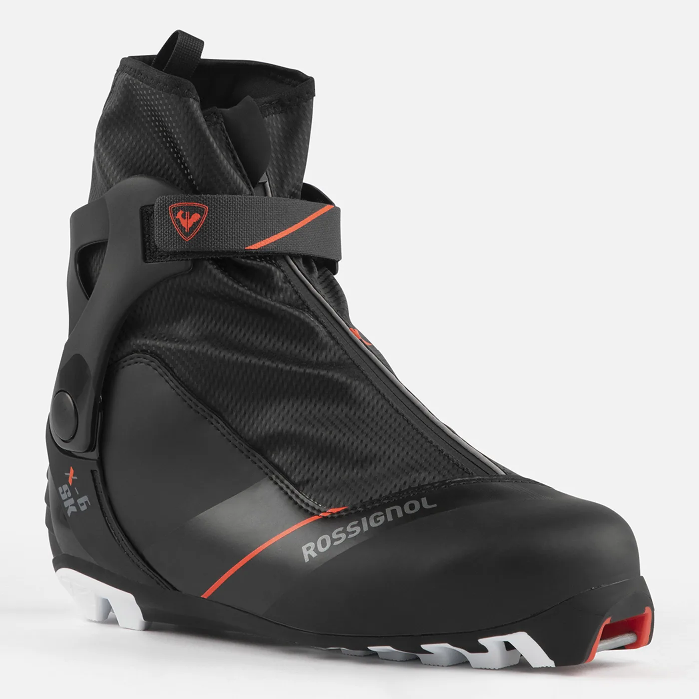 Der ROSSIGNOL X-6 SKATE ist ein schwarz-roter Langlaufschuh mit hoher Manschette, Reißverschluss, Klettverschluss, stabiler weißer Sohle, strukturiertem Material und auffälligem Rossignol-Branding - erhältlich bei Mr. Bike Lichtenfels.