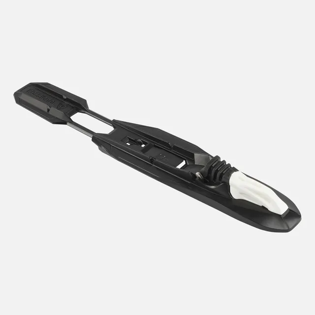 Die schwarz-weiße Langlaufbindung ROSSIGNOL TOUR STEP-IN präsentiert sich auf weißem Grund mit einem schlanken, langgestreckten Design und einem sichtbaren vorderen Verstellhebel.