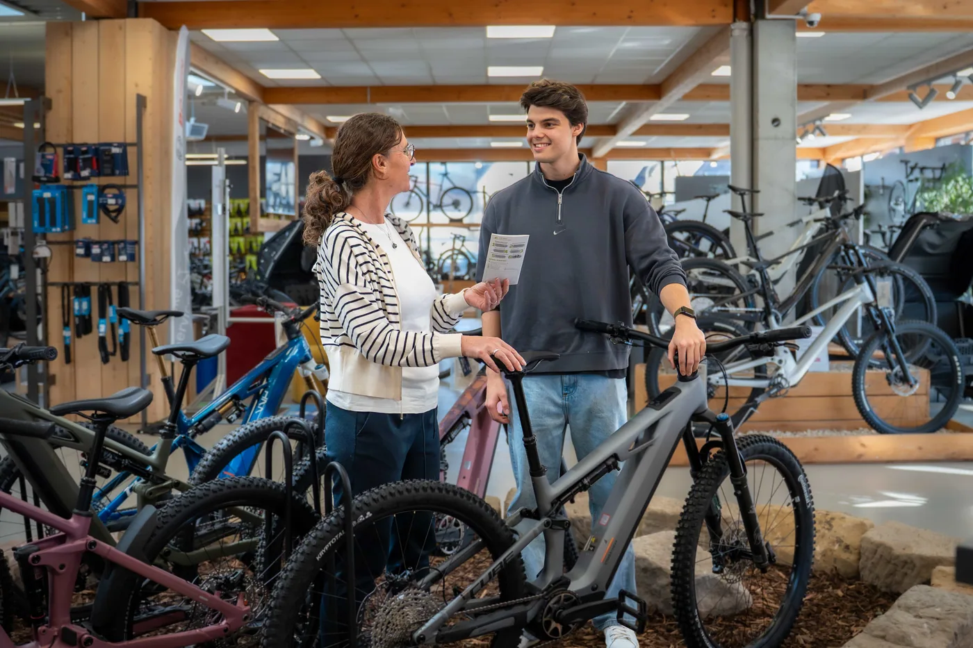 Beratungsgespräch zu einem E-Mountainbike
