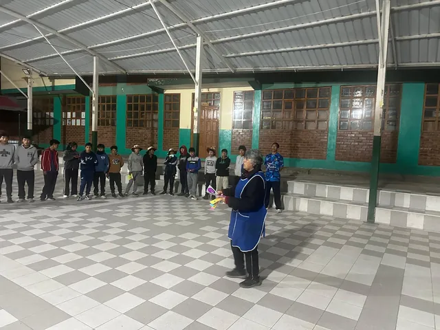Kinder in der Halle des Heims