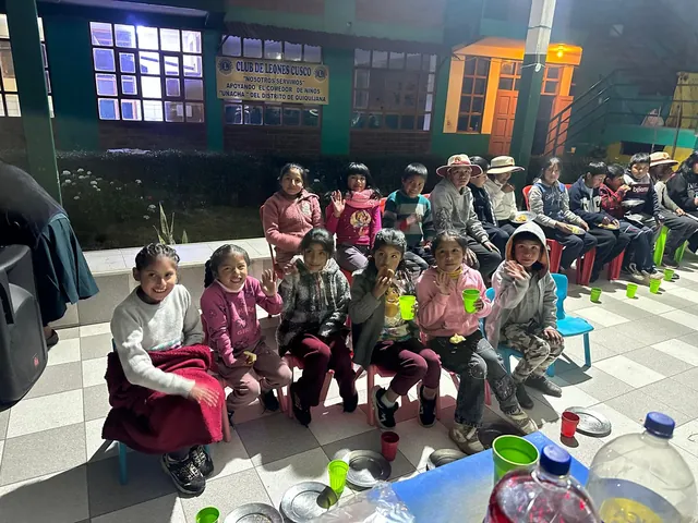 Kinder und Angehörige bei der Versammlung