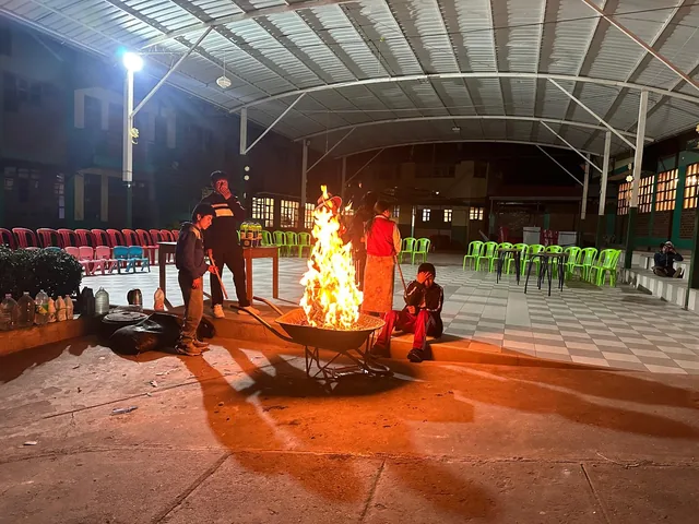 Abendliches Fest mit Lagerfeuer