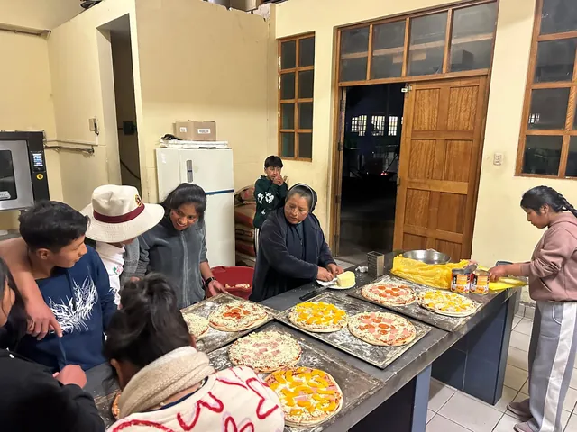 Das Team bereitet das Essen vor